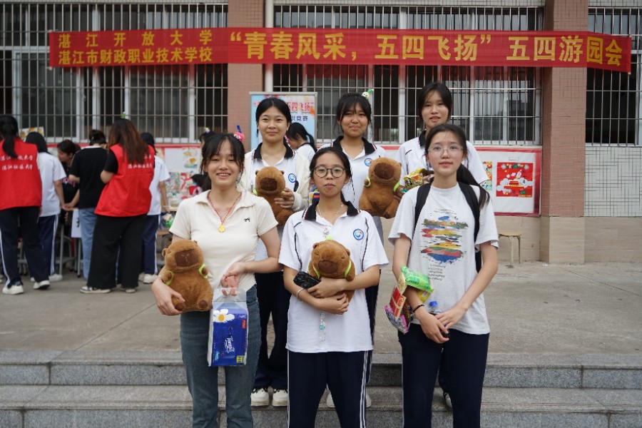 我校举办“青春风采，五四飞扬”五四游园会活动